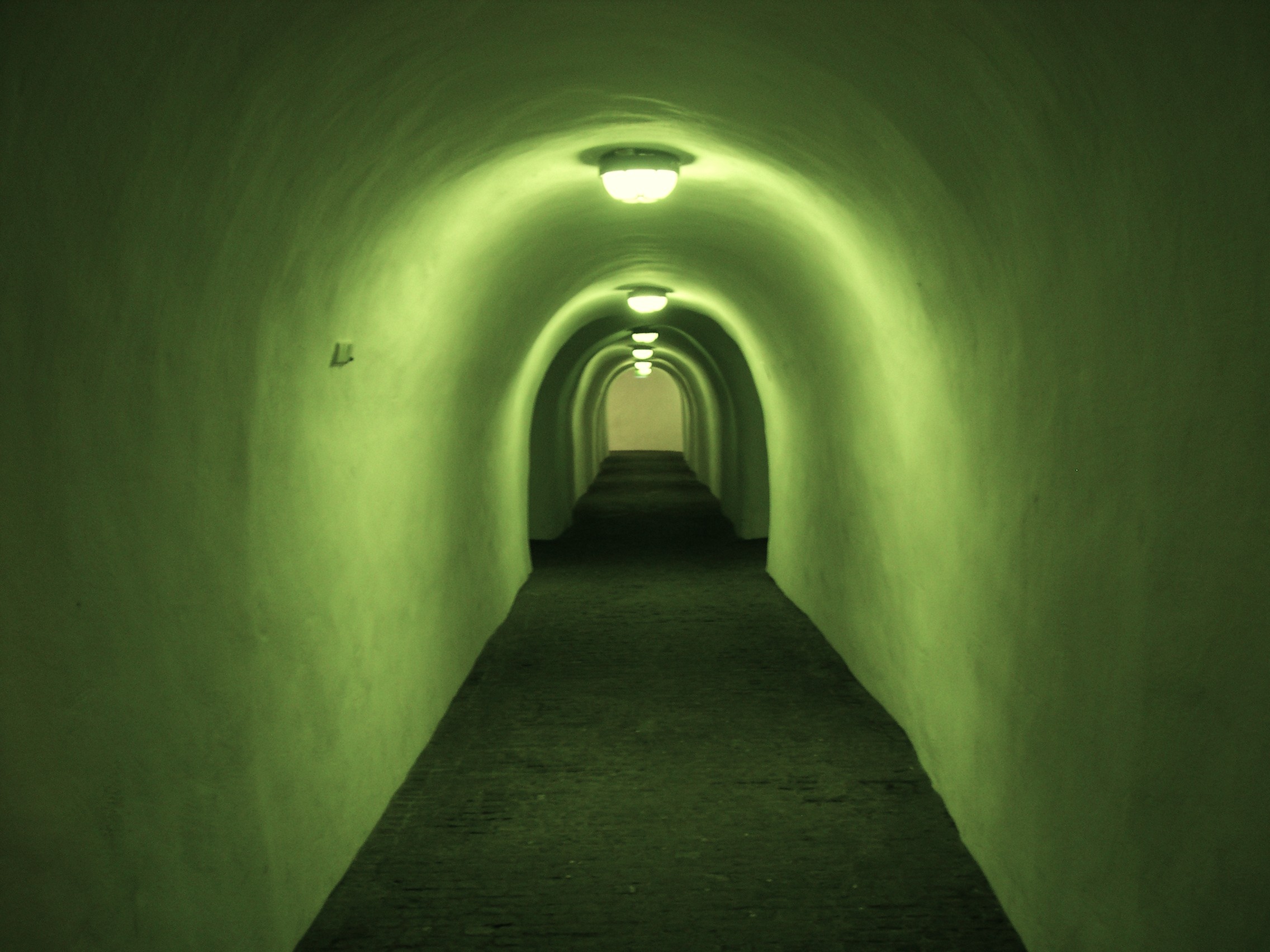 Ruhiger Tunnel mit Licht am Ende als Symbol für Orientierung und neuen Weg