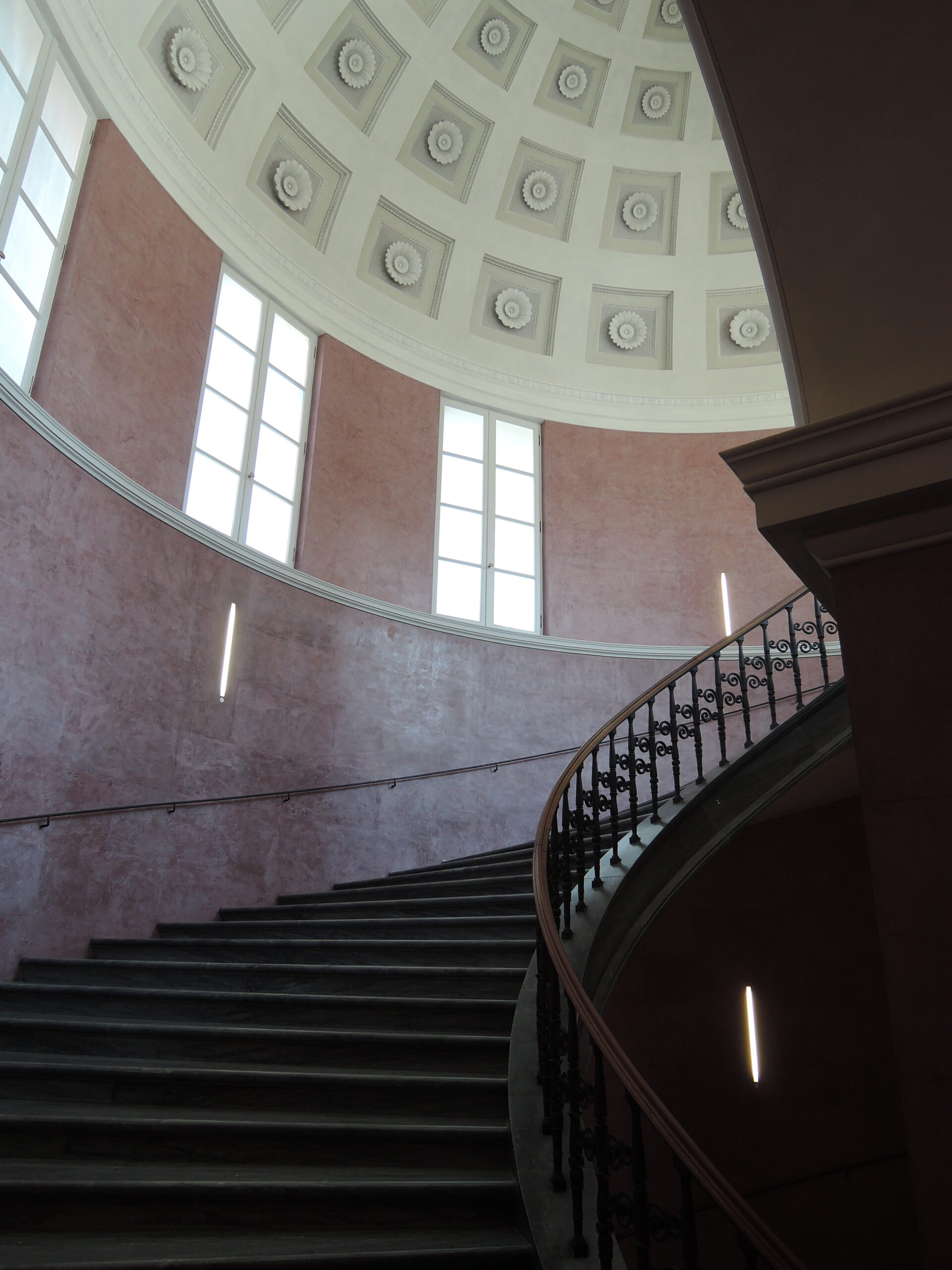 Symbolische Treppe für den Weg aus dem goldenen Käfig